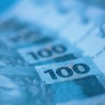 Cédulas de Real brasileiro sobre gráficos econômicos