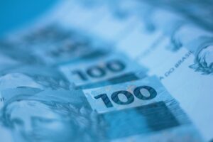Cédulas de Real brasileiro sobre gráficos econômicos
