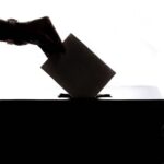 Urna eletrônica em seção de votação no Brasil