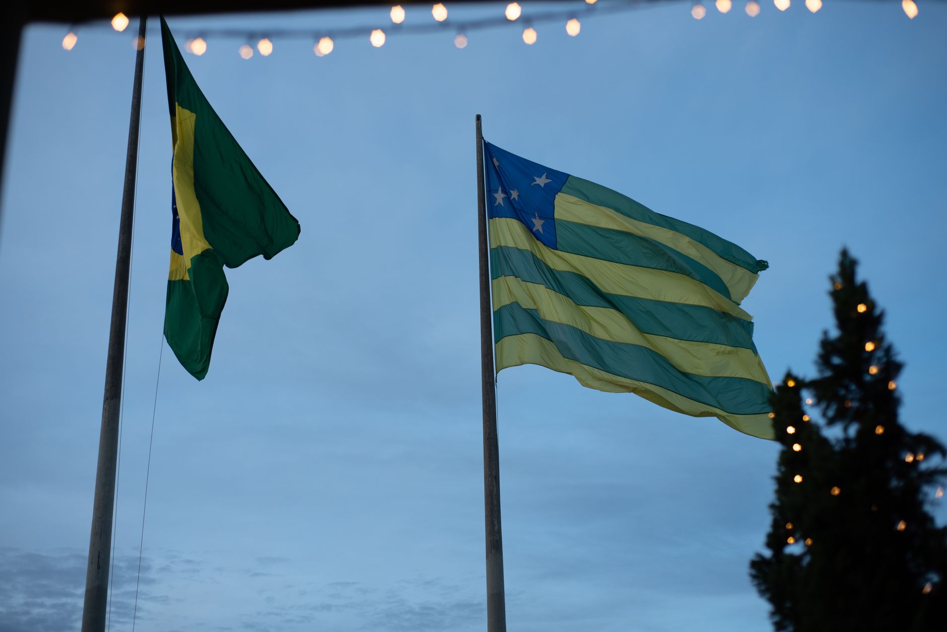 Bandeiras do Brasil e dos Estados Unidos em contexto diplomático e comercial