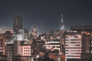 Edifícios financeiros no Brasil com a bandeira nacional ao fundo
