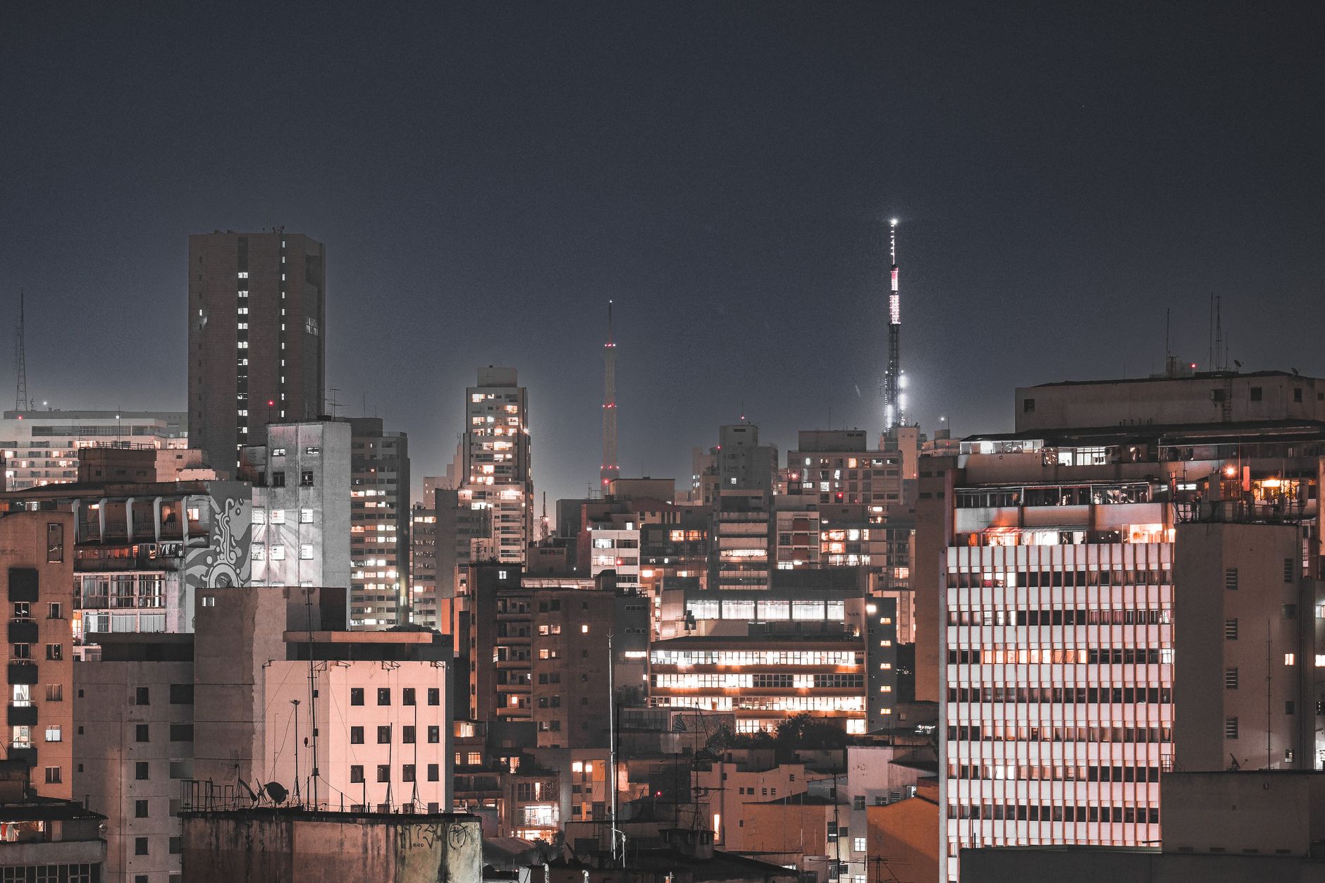 Edifícios financeiros no Brasil com a bandeira nacional ao fundo