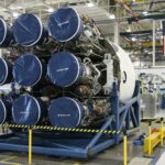 Linha de produção em fábrica industrial no Brasil
