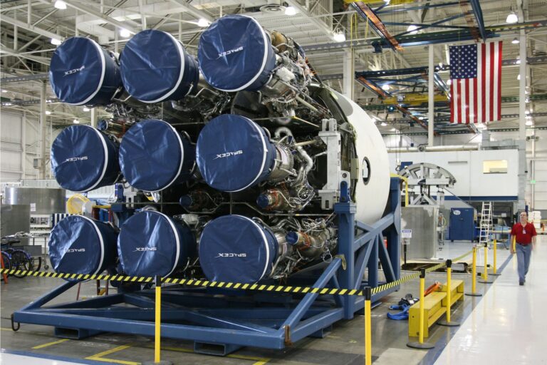 Linha de produção em fábrica industrial no Brasil
