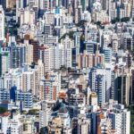 Fachada de prédio financeiro e movimentação econômica em São Paulo