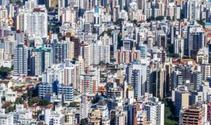 Fachada de prédio financeiro e movimentação econômica em São Paulo