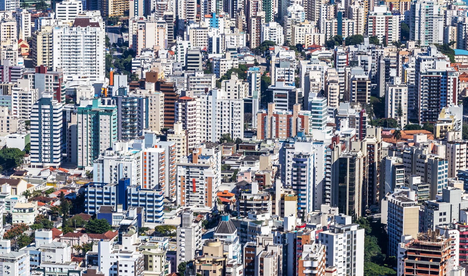 Fachada de prédio financeiro e movimentação econômica em São Paulo